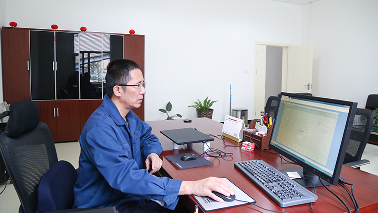 肖云通過(guò)在線檢測(cè)系統(tǒng)，分析選礦生產(chǎn)數(shù)據(jù).JPG