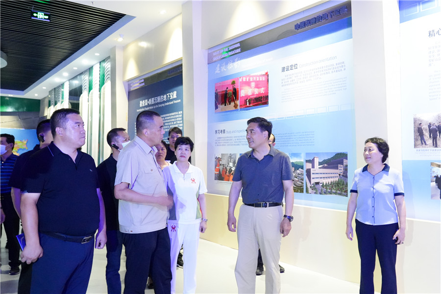 12-2022年8月，省委常委、省委統(tǒng)戰(zhàn)部長孫雪濤帶領帶領全省黨外代表人士考察團蒞臨金徽股份調研指導。.jpg