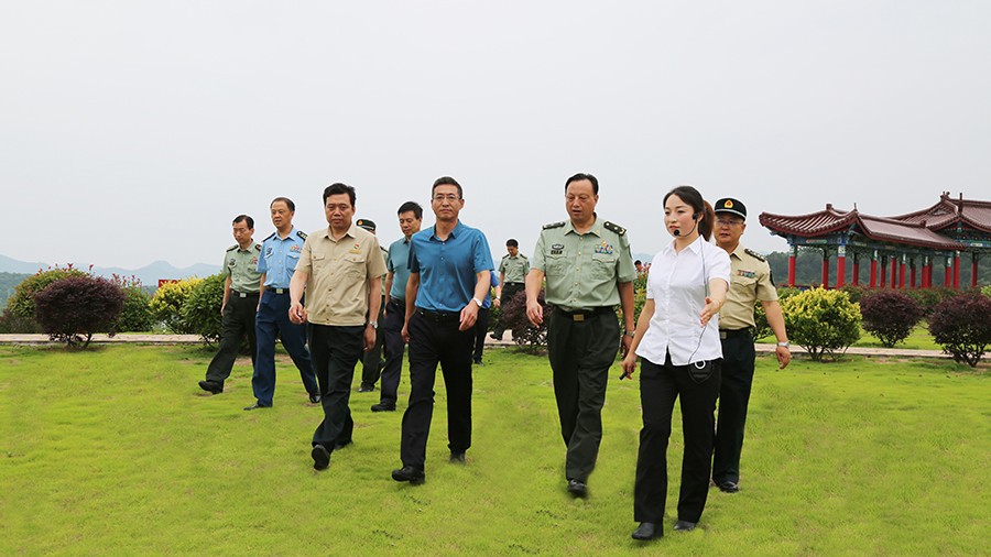 17-2020年7月，省委常委、省軍區(qū)司令員王文清蒞臨金徽股份調研企業(yè)編兵和綠色礦山建設工作是表示：金徽股份將民兵作為企業(yè)應急救援力量的一員，充分發(fā)揮了民兵作用，立起了在企業(yè)編兵的標桿。.jpg