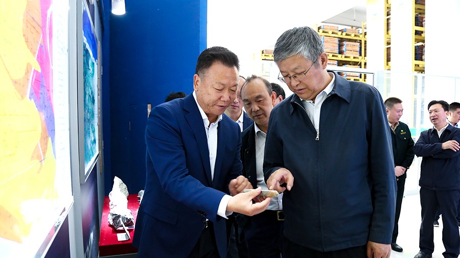 33-2021年5月，隴南市委書記張珂兵蒞臨礦區(qū)調研尾礦庫治理及綠色礦山建設情況。.jpg