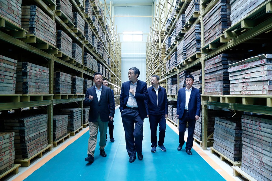 55-2019年4月，全國綠色礦山建設標準解讀與經(jīng)驗交流研討會——綠色礦業(yè)發(fā)展萬里行（隴南站）活動在金徽股份舉辦。中國礦業(yè)聯(lián)合會黨委書記、會長彭齊鳴出席主持會議，并就金徽股份的綠色礦山建設情況進行調研。.jpg