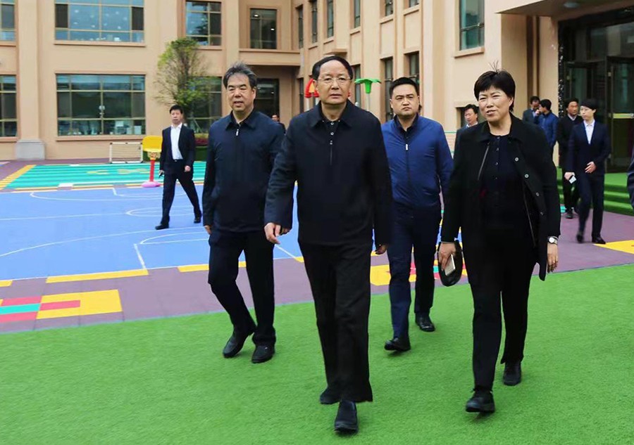 5.2018年4月，時任省政協(xié)主席、黨組書記歐陽堅蒞臨金徽企業(yè)視察-900.jpg